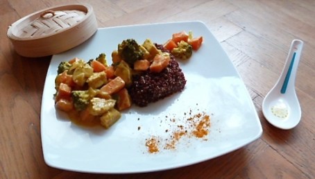 Ragoût de tempeh aux légumes, quinoa rouge et curry thai - C'Végétal