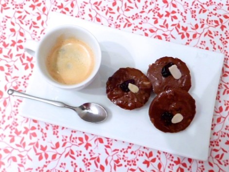 Mini-fudges crus au cacao, amandes et cranberries - C'Végétal