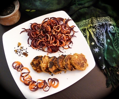 Bali imaginaire : croquettes de tempeh et nouilles de carottes dragon au beurre de cacahuètes et épices