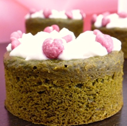 Petits gâteaux banane et thé matcha à la crème fouettée de coco - C'Végétal