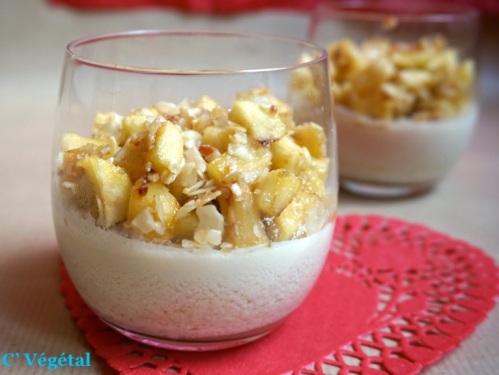 Panna cotta de lait amandes-caramel et poêlée de pommes - C'Végétal