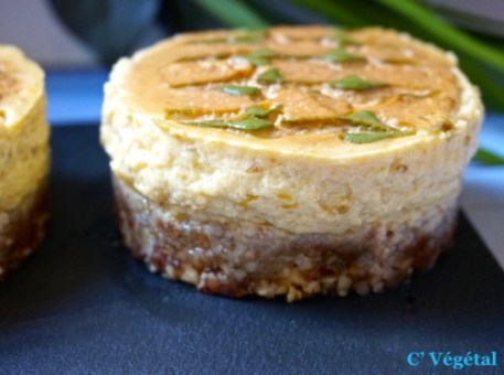 Flan à la mangue sur croustillant de dattes et amandes - C'Végétal