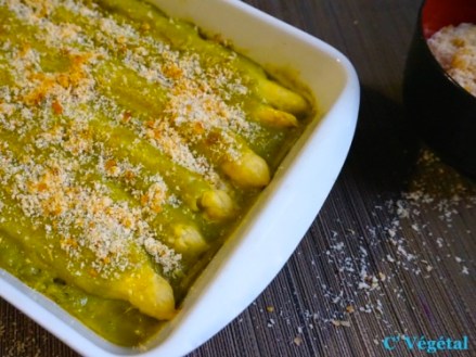 Asperges gratinées à la béchamel aux fanes de radis et au parmesan végétal - C'Végétal