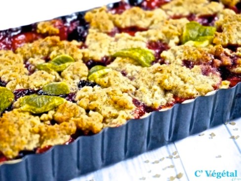 Tarte crumble vegan aux myrtilles et aux fraises - C'Végétal