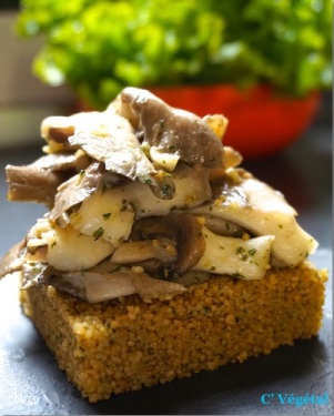 Pleurotes sautées sur galette de couscous complet, à l'ail et au persil - C'Végétal