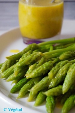 Asperges des bois pochées, sauce moutarde, coriandre et citron vert - C'Végétal