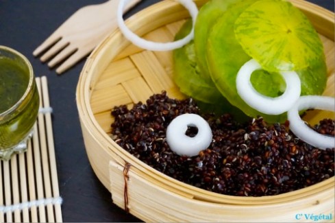 Salade de tomates Green Zebra, quinoa noir et oignon nouveau à la vinaigrette au thé matcha - C'Végétal