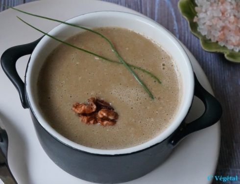 Potage de pois cassés, noix et échalotes - C'Végétal