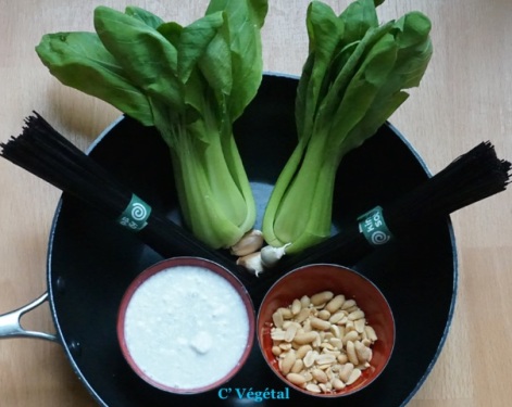 Wok de nouilles de riz noir et bok choy aux cacahuètes 1
