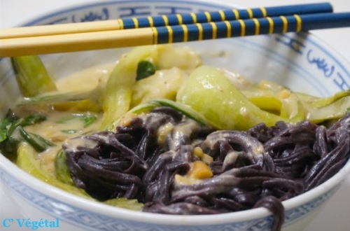 Wok de nouilles de riz noir et bok choy aux cacahuètes - C'Végétal