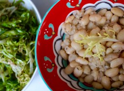 Haricots blancs et salade aillée // White beans and garlicky green salad - C'Végétal