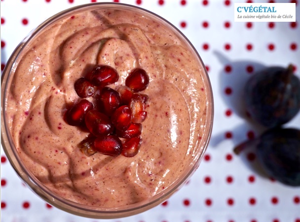 Smoothie un jour d'été- kiwis, figues, pistaches et graines de grenade : A summer day smoothie - kiwi, fig, pistachio and pomegranate seeds - C'Végétal