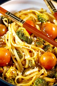 wok-epice-sucre-sale-aux-tagliatelles-thai-de-riz-brocoli-tomates-cerises-graines-de-sesame-dore