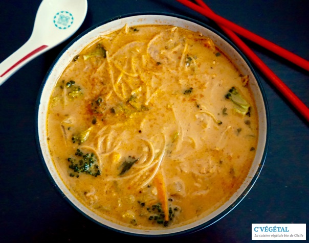 Soupe de nouilles au curry thai et légumes croquants // Thai curry noodle and crunchy vegetable soup - C'Végétal