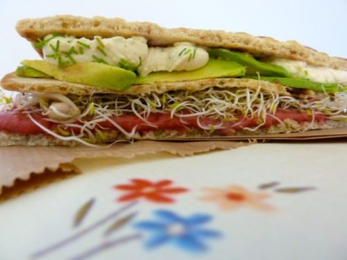 Sandwich crème de betterave et avocat