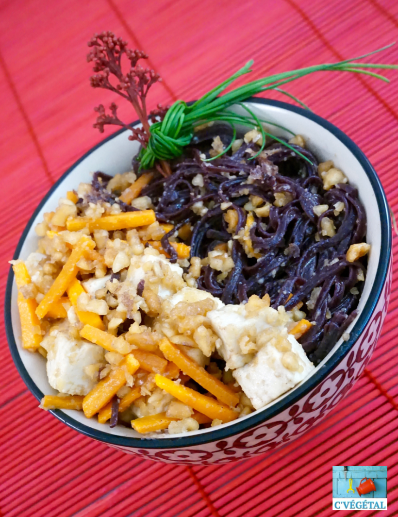 Nouilles de riz noir et dés de tofu sautés à la crème de coco, carotte et cacahuète