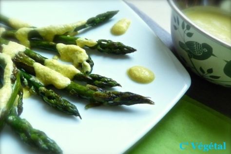 Asperges vertes sautées et sauce hollandaise végétale