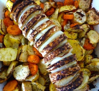 Rôti de tempeh laqué aux oignons sur lit de navets et carottes