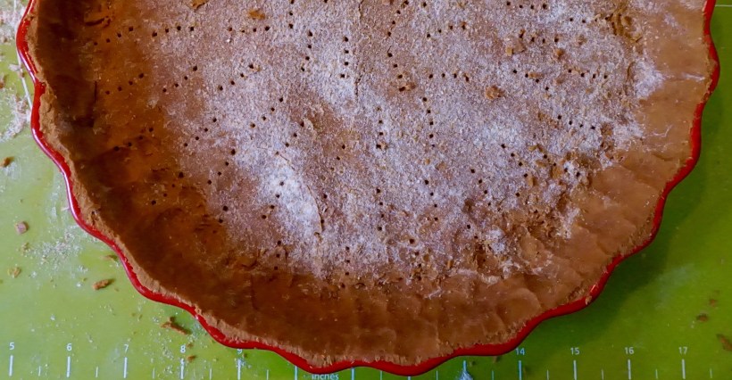 Quiche à la courge musquée et brocoli sauté sur pâte à la farine de cacahuète