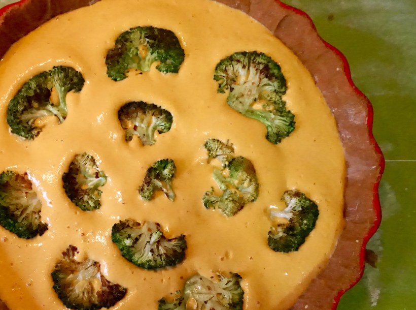 Quiche à la courge musquée et brocoli sauté sur pâte à la farine de cacahuète