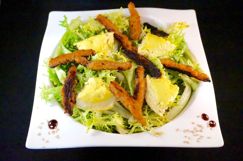 Frisée végane façon lardons et oeufs pochés