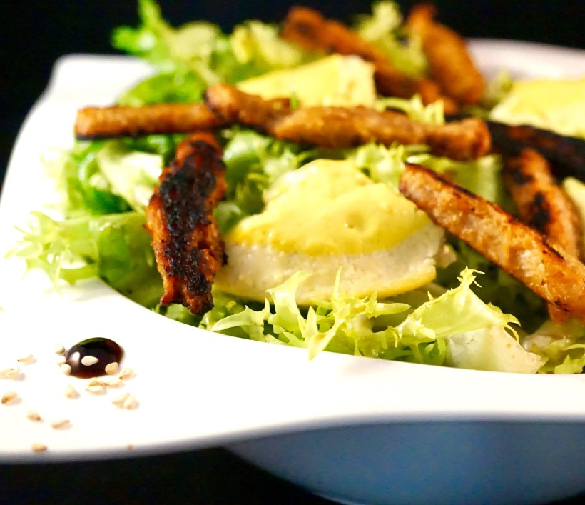 Frisée végane façon lardons et oeufs pochés