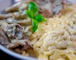 Pâtes Orzo aux pleurotes sautées à l'ail, sauge et crème  - Vegan - C'Végétal - https://cvegetal.com